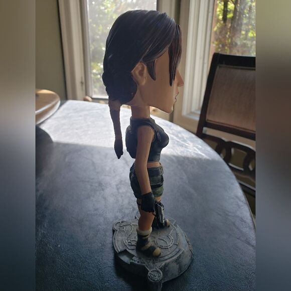 Lara Croft Bobblehead - Picture 4 of 9